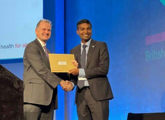 Dr Sanjay Ramakrishnan receiving his award.