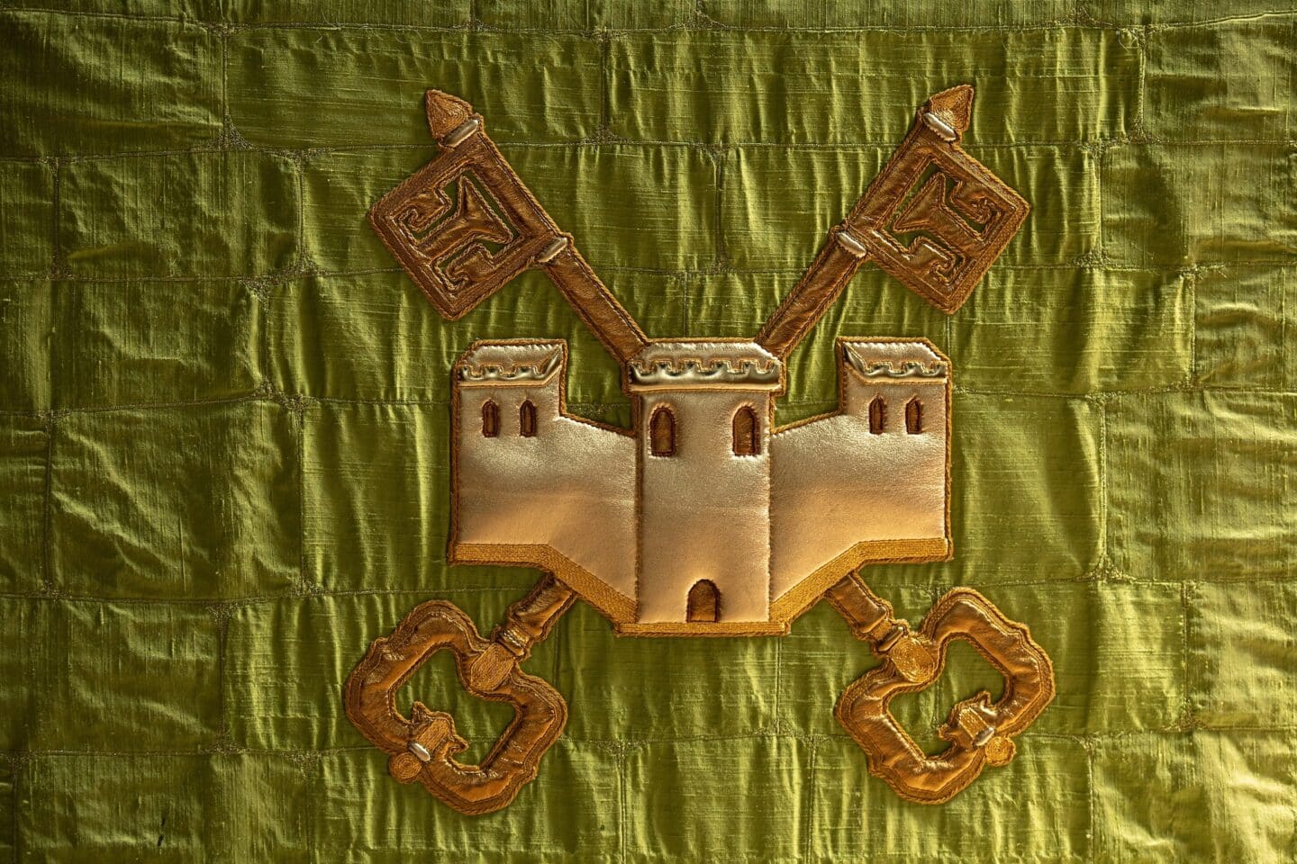 An altar cloth with a golden castle and two crossed keys